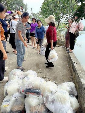  ‘Đột nhập&apos; khu bếp nấu hàng nghìn suất ăn thiện nguyện ở vùng lũ Hà Nội 