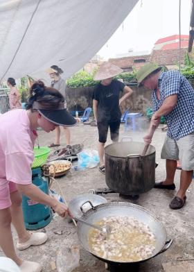  ‘Đột nhập&apos; khu bếp nấu hàng nghìn suất ăn thiện nguyện ở vùng lũ Hà Nội 