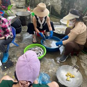  ‘Đột nhập&apos; khu bếp nấu hàng nghìn suất ăn thiện nguyện ở vùng lũ Hà Nội 