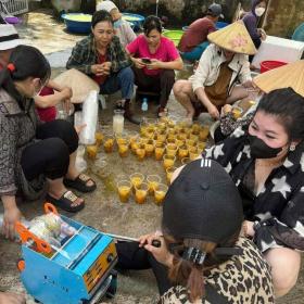  ‘Đột nhập&apos; khu bếp nấu hàng nghìn suất ăn thiện nguyện ở vùng lũ Hà Nội 