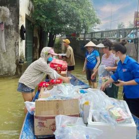  ‘Đột nhập&apos; khu bếp nấu hàng nghìn suất ăn thiện nguyện ở vùng lũ Hà Nội 第15张