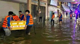  ‘Đột nhập&apos; khu bếp nấu hàng nghìn suất ăn thiện nguyện ở vùng lũ Hà Nội 第18张