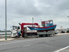  Ứng phó bão số 4: Ngư dân Quảng Bình cẩu tàu lên bờ - &apos;cách tránh tuyệt đối an toàn&apos; 第1张