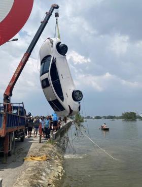  Vợ chồng nghề chài cứu 2 người trong chiếc ô tô bị lũ cuốn giữa đêm ở Hà Nội 