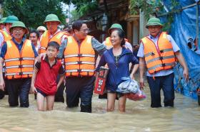 Thủ tướng: Nghiên cứu sử dụng đường không tiếp tế nhu yếu phẩm cho người dân  第1张