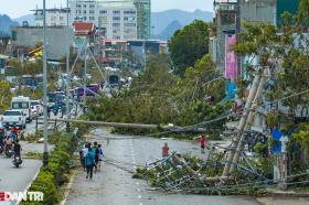 Quốc lộ 18 ở Quảng Ninh bị &quot;đứt đoạn&quot; do cột điện gãy đổ hàng loạt