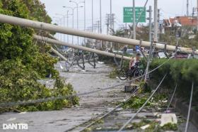 Quốc lộ 18 ở Quảng Ninh bị &quot;đứt đoạn&quot; do cột điện gãy đổ hàng loạt