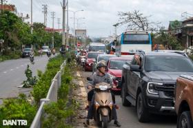 Quốc lộ 18 ở Quảng Ninh bị &quot;đứt đoạn&quot; do cột điện gãy đổ hàng loạt  第12张