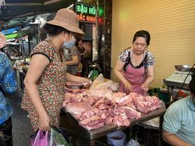  TPHCM: Rau xanh tăng giá, thủy hải sản &apos;đứt&apos; hàng 