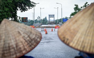 Vụ sập cầu Phong Châu: Chụp ảnh ghi hình quá trình trục vớt để điều tra, khẩn trương lắp đặt cầu phao nối 2 bờ