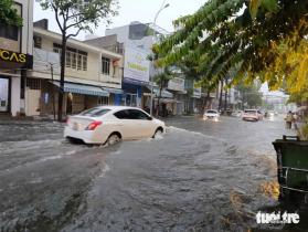 Mưa trắng trời, nhiều tuyến đường Đà Nẵng ngập nước