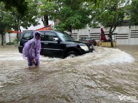 Mưa lớn gây ngập úng ở TP Vinh, nhiều người lội nước đi làm