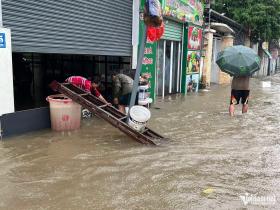 Mưa lớn gây ngập úng ở TP Vinh, nhiều người lội nước đi làm