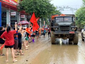 Người dân Yên Bái mang cờ, hoa ra cảm ơn, chào tạm biệt các chú bộ đội  第1张