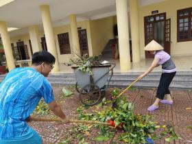 Thầy trò, phụ huynh tất bật dọn dẹp trường lớp sau bão