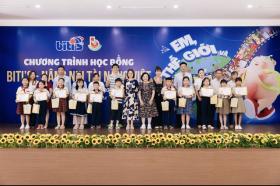  Một doanh nghiệp trao 1,5 tỉ đồng học bổng cho con cán bộ nhân viên