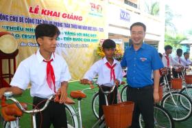  Bí thư T.Ư Đoàn Nguyễn Tường Lâm dự lễ khai giảng, trao học bổng tại An Giang 第3张