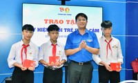  Trao tặng huy hiệu Tuổi trẻ dũng cảm cho thanh niên cứu người vụ sập cầu Phong Châu 