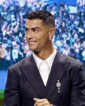 Ronaldo đeo trang sức đính kim cương  第1张