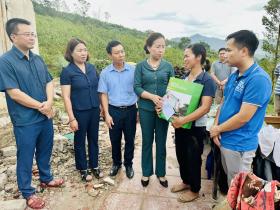 Phó Chủ tịch Trung ương Hội NDVN Bùi Thị Thơm thăm hỏi, tặng quà nông dân bị thiệt hại bão lũ ở Bắc Giang