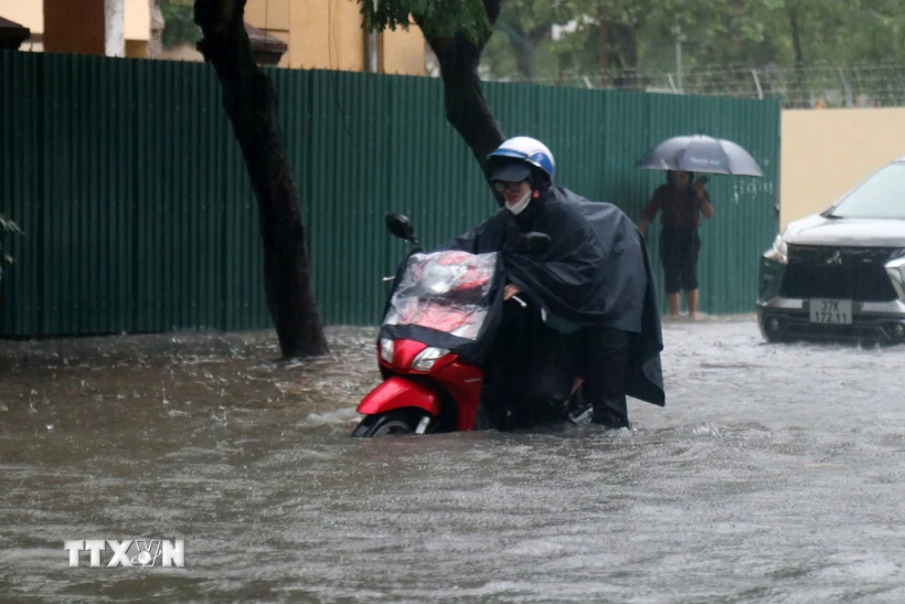  Mưa to kéo dài, nhiều tuyến đường ở thành phố Vinh ngập sâu 