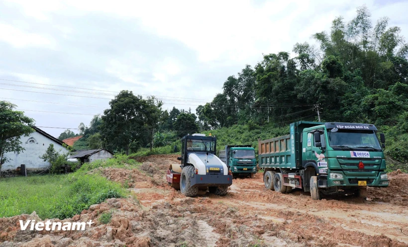  Mặt bằng &apos;xôi đỗ’, máy móc &apos;đắp chiếu&apos; tại 2 dự án cao tốc qua Lạng Sơn 