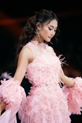 H&#x27;Hen Niê, Quỳnh Châu catwalk trong trang phục cảm hứng mây trời