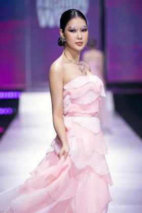 H&#x27;Hen Niê, Quỳnh Châu catwalk trong trang phục cảm hứng mây trời  第10张