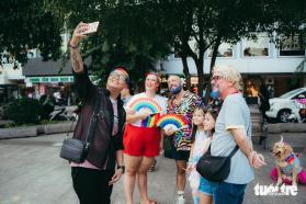 Hàng trăm bạn trẻ, người nước ngoài hào hứng diễu hành cùng cộng đồng LGBT+