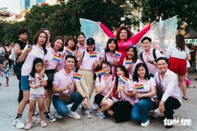 Hàng trăm bạn trẻ, người nước ngoài hào hứng diễu hành cùng cộng đồng LGBT+