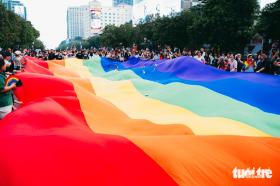 Hàng trăm bạn trẻ, người nước ngoài hào hứng diễu hành cùng cộng đồng LGBT+