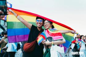 Hàng trăm bạn trẻ, người nước ngoài hào hứng diễu hành cùng cộng đồng LGBT+