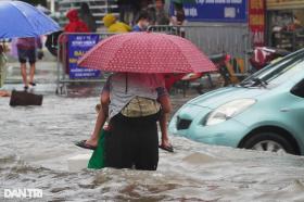 Hà Nội: Bệnh nhân ung thư &quot;sống mòn&quot; trong phòng trọ 4m2 ngập sát giường