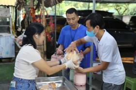 Phiên Chợ Trái Tim: &quot;Bữa Cơm Yêu Thương&quot; đỏ lửa trở lại sau siêu bão Yagi