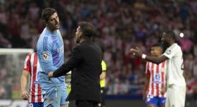 HLV Simeone tố Courtois khiêu khích CĐV Atletico 