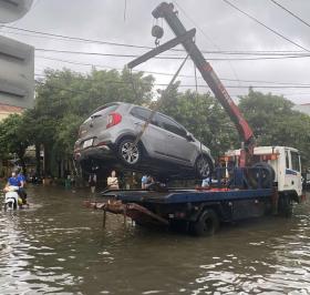  Mưa lớn khiến nhiều đường TP. Đồng Hới tê liệt 