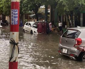  Mưa lớn khiến nhiều đường TP. Đồng Hới tê liệt 