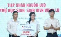  Hội LHTN Việt Nam trao quà hỗ trợ học sinh bị ảnh hưởng bão lũ ở Bắc Giang 