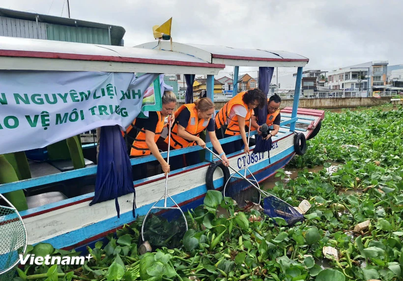  UNDP khuyến cáo Cần Thơ triển khai hệ thống thu gom rác thải trên sông vào bờ 