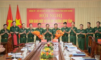  Khi người dân &apos;bắt&apos; vi phạm giao thông 