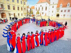  Ra mắt và tôn vinh áo dài Việt Nam tại Slovakia và Cộng hòa Séc 