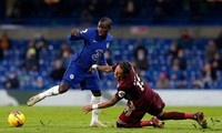  Kante &apos;đốn tim&apos; người hâm mộ với hành động đẹp trong trận thắng Mahrez, Toney 